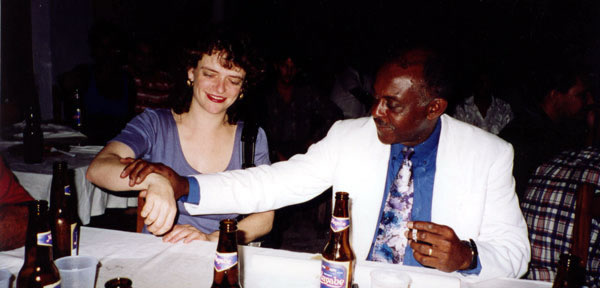 1998-palma-soriano-cuba-festival-de-charanga-nog-even-uitleg-van-pedro-depestre-orquesta-aragon-over-hoe-ik-mijn-hand-moet-houden-om-echt-charanga-te-spelen