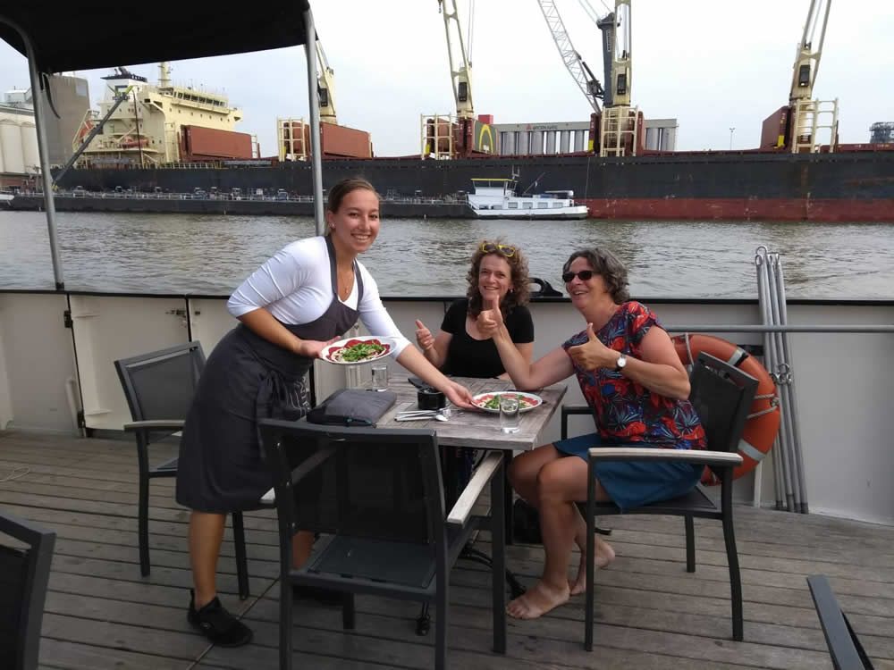 Diner aan boord, met dubbel-collega reisleider én hoboiste Hester van Vliet – juli 2018