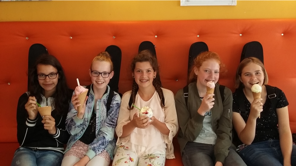 Na de laatste les voor de vakantie ijsje eten, Apeldoorn 2017