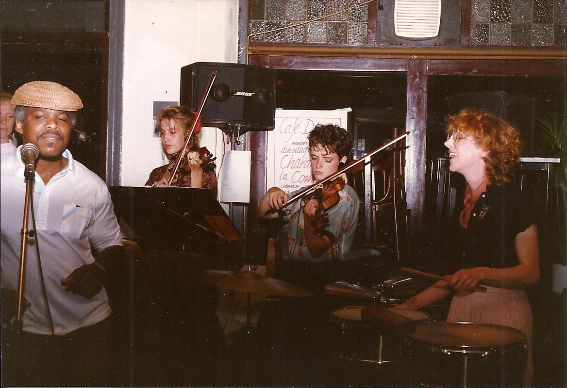 Charanga la Comparsa in café Dingo’s Arnhem (1988); vlnr Eddy Dammers, Jorike Kroon en Vera Groen 